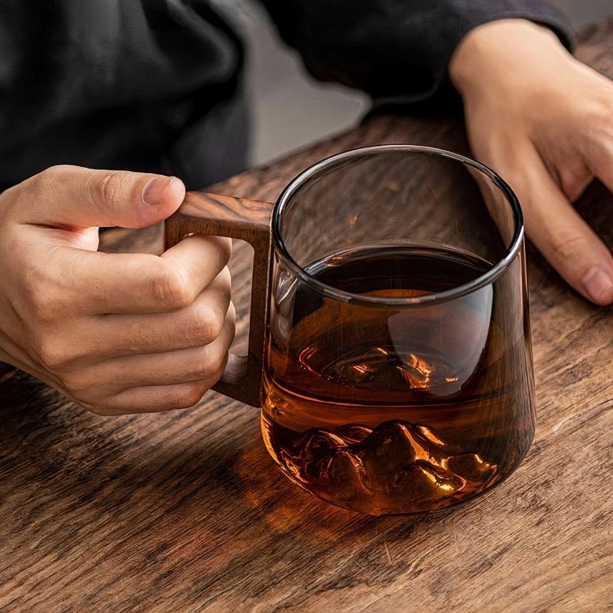 Elegant slanted coffee cups made of smoky glass with walnut wood handle - Mug - Smoked glass / Wooden handle - Oaksoho