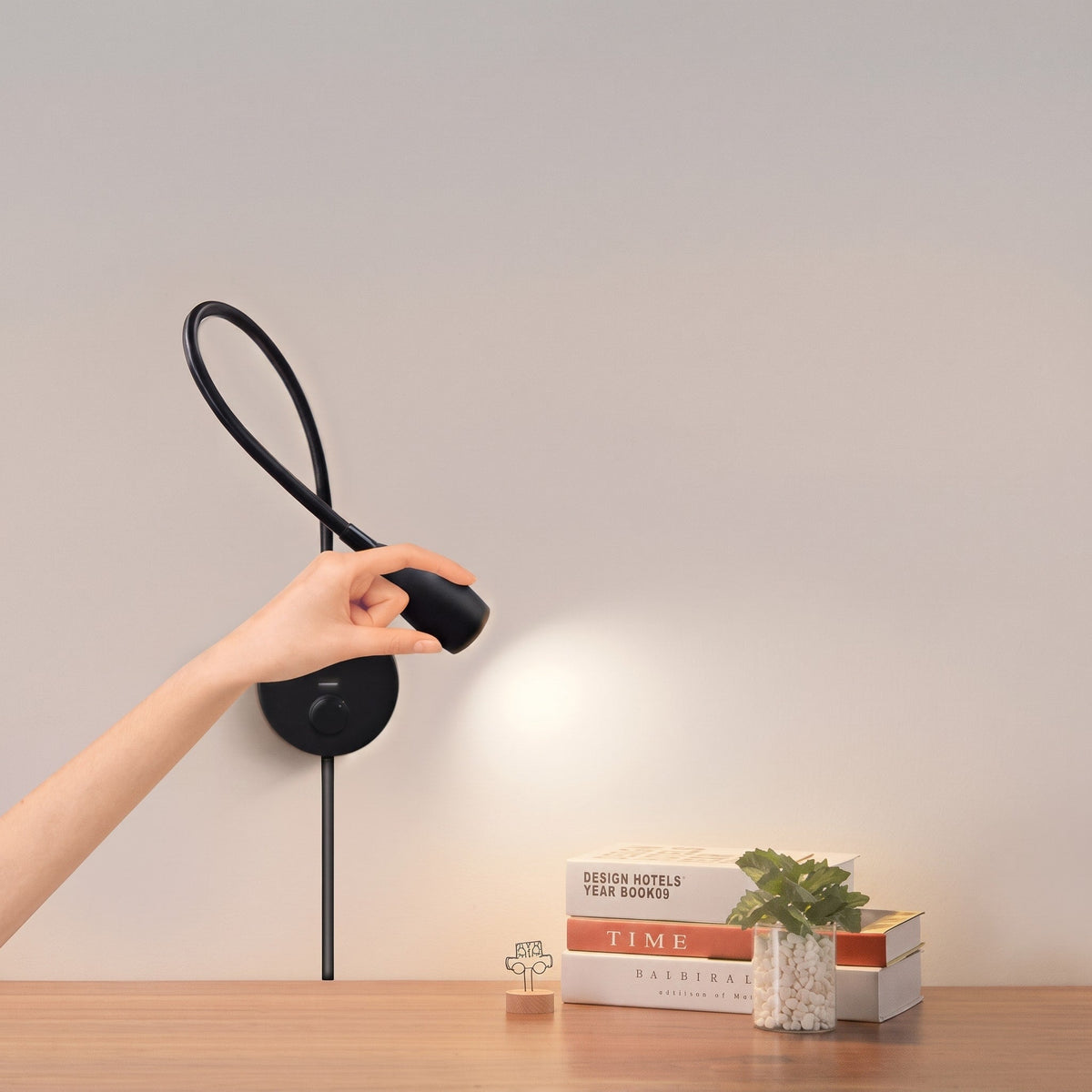 Gooseneck LED Wall Light with USB Charging Port - Wall Light Fixtures - Warm Light - Oak Soho
