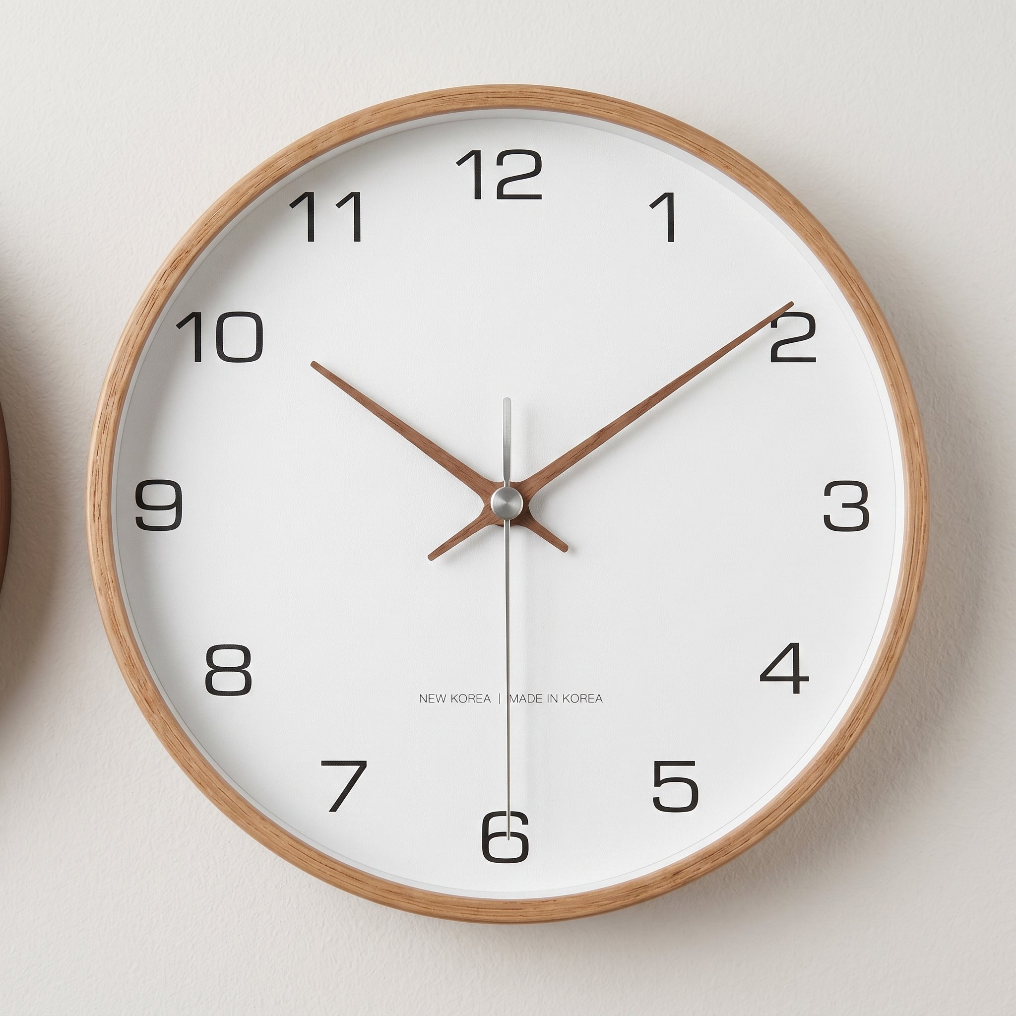 Minimalistic Wall Clock with Wooden Frame in Nordic Style - Wall Clock - White - Oaksoho