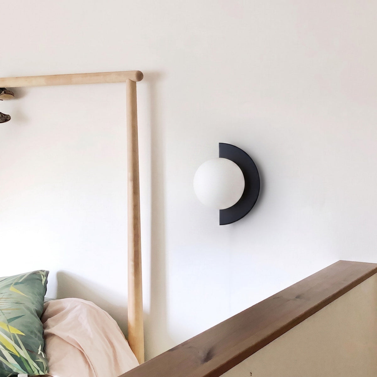 Modern Sphere Wall Light with Semicircle Base Design - Wall Light Fixtures - Dark Green - Oaksoho