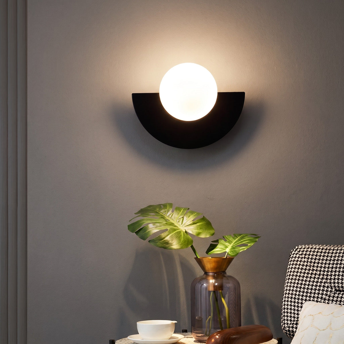 Semicircle Wall Lamp with Sphere Diffuser for Modern Interiors - Wall Light Fixtures - Black - Oaksoho