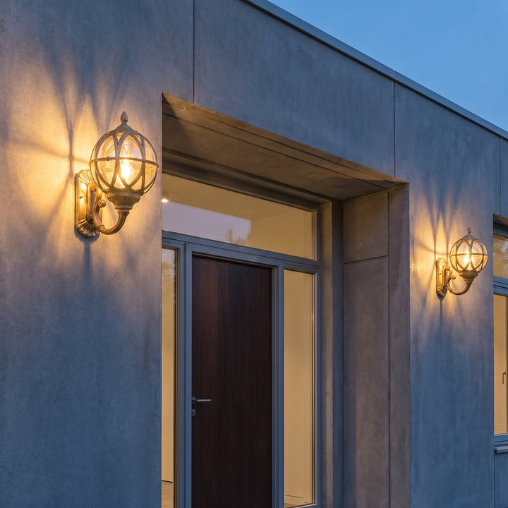 Classic Outdoor Wall Light in Globe Lantern Style - Wall Light - Bronze - Oaksoho