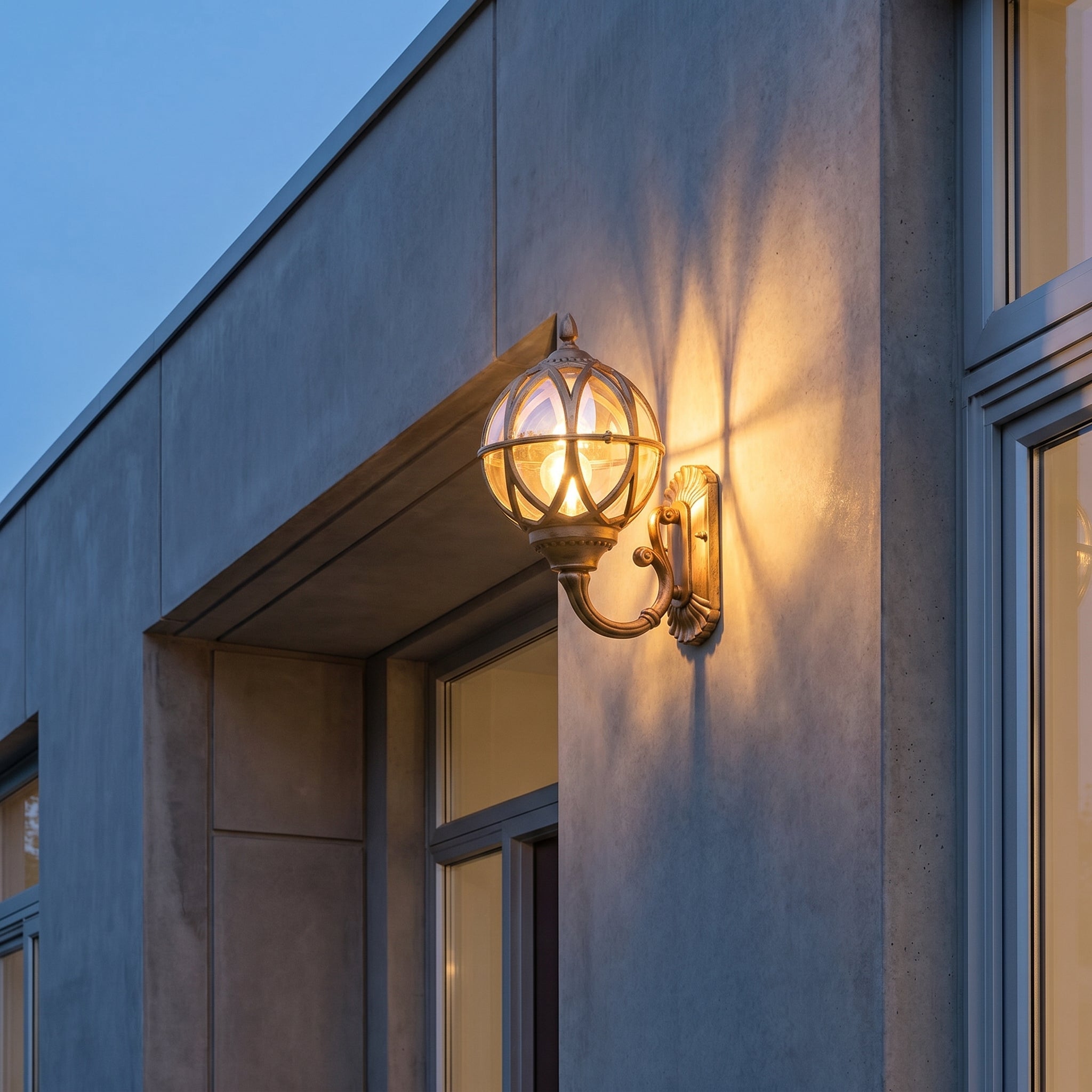 Classic Outdoor Wall Light in Globe Lantern Style - Wall Light - Bronze - Oaksoho