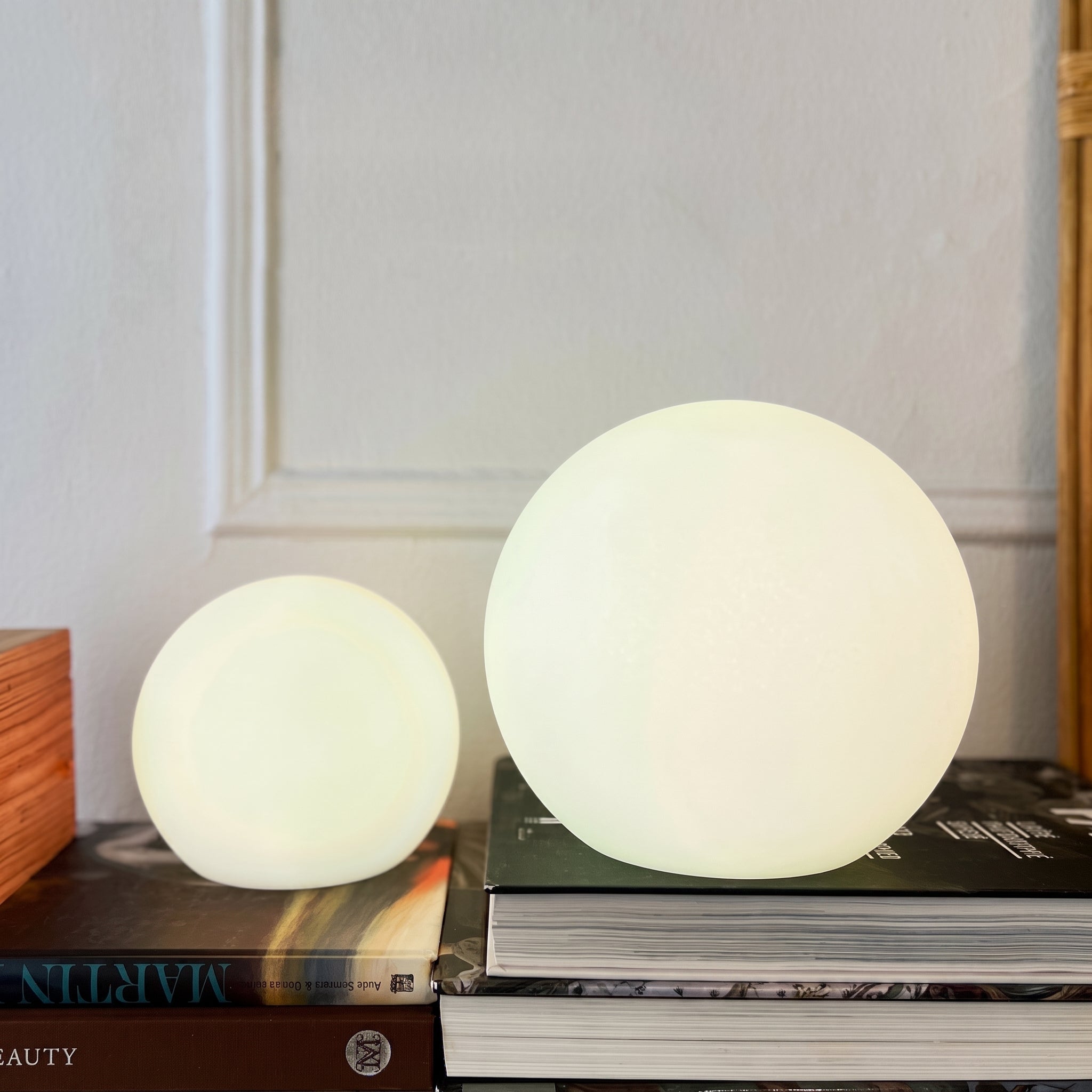 Dimmable Spherical LED Light with RGB Colour Modes - Table Lamps - 12 cm (Diameter) - Oaksoho