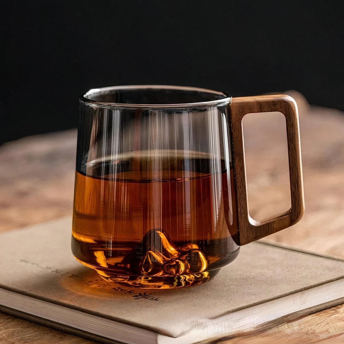 Elegant slanted coffee cups made of smoky glass with walnut wood handle - Mug - Smoked glass / Wooden handle - Oaksoho