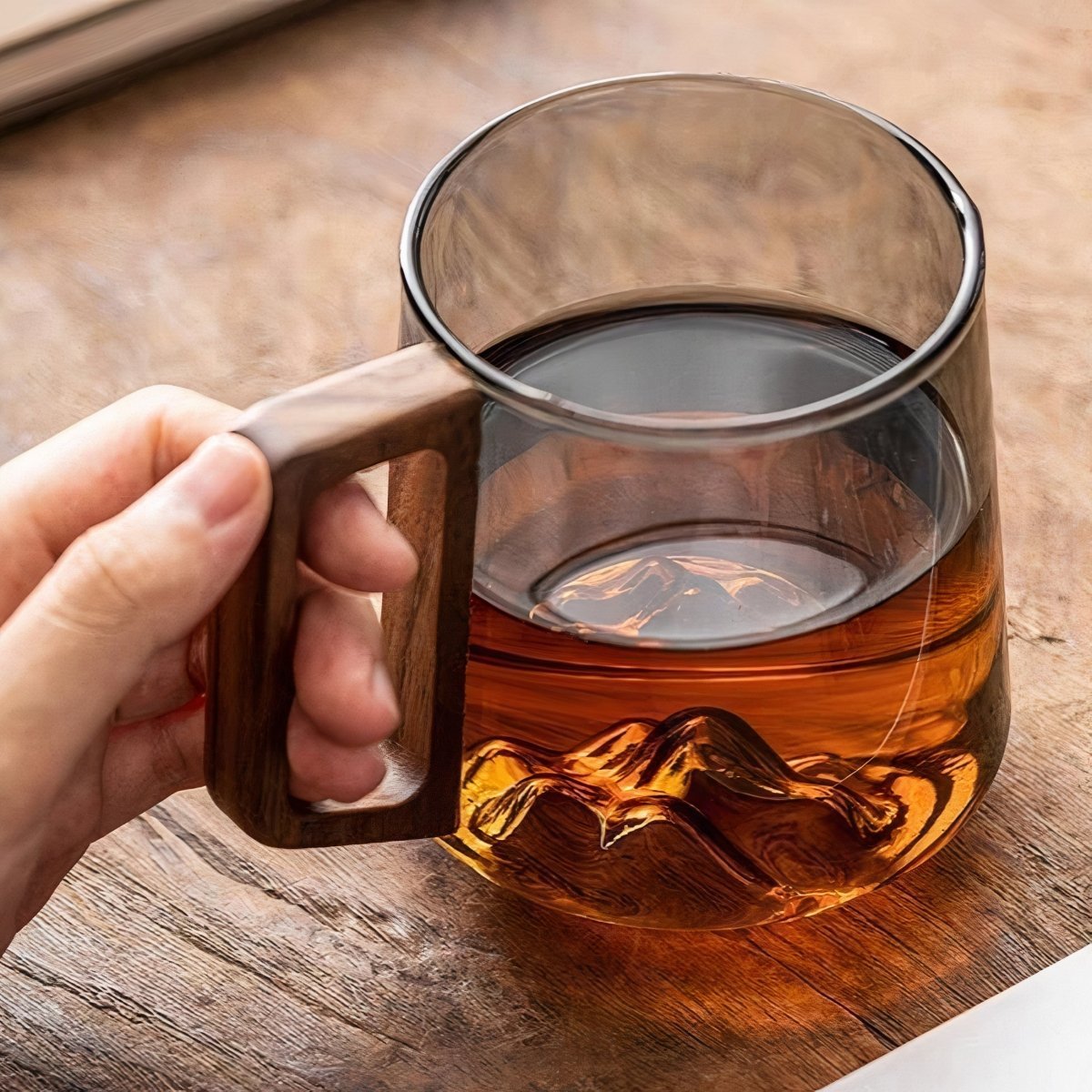Elegant slanted coffee cups made of smoky glass with walnut wood handle - Mug - Smoked glass / Wooden handle - Oaksoho