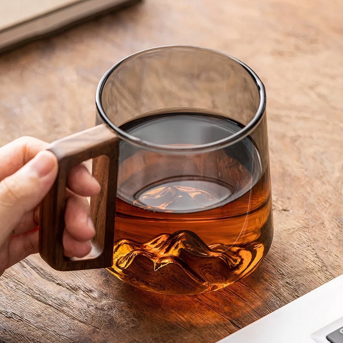 Elegant slanted coffee cups made of smoky glass with walnut wood handle - Mug - Smoked glass / Wooden handle - Oaksoho