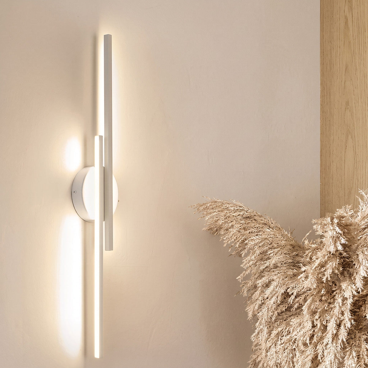Linear Metal Wall Sconce with Dual Adjustable Light Beams - Wall Light Fixtures - Black - Oak Soho