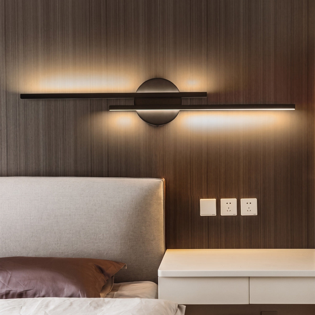 Linear Metal Wall Sconce with Dual Adjustable Light Beams - Wall Light Fixtures - Black - Oak Soho