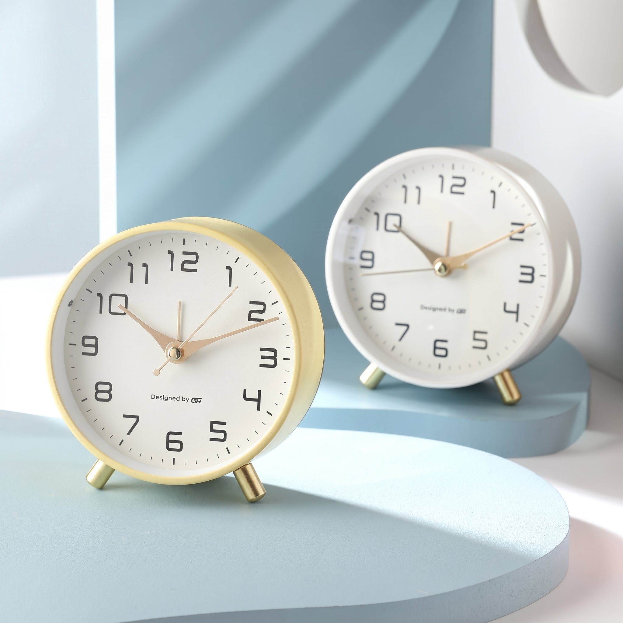 Scandinavian Round Silent Desk Clock with Brass Accents - Desk Clock - Pink - Oaksoho