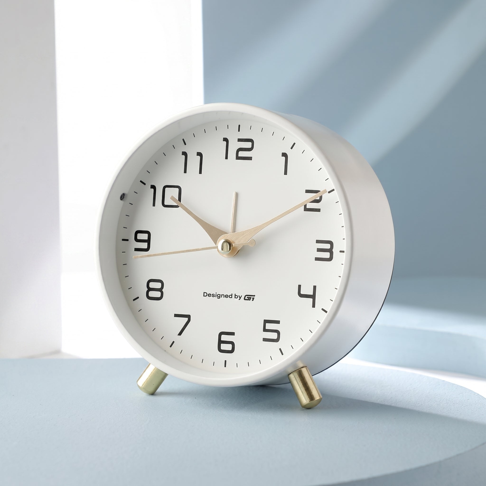 Scandinavian Round Silent Desk Clock with Brass Accents - Desk Clock - Pink - Oaksoho